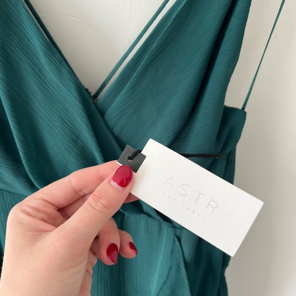 ASTR the label holland dress maxi emerald green small NWT - Picture 10 of 11